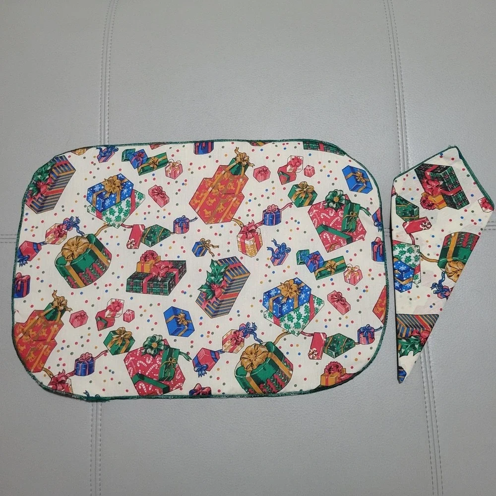 Vtg Christmas Holiday Placemat & Napkin Set of 4 Colorful Cloth Gift Box Pattern